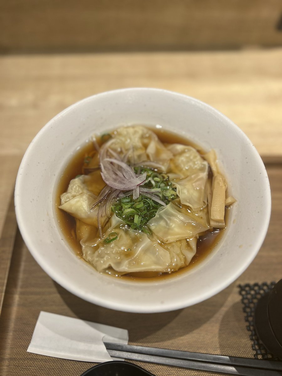 sumifuji4's tweet photo. 麺屋和人あべのHoop店。
♪
ライブ鑑賞前に。
ワンタン入り中華そば。
中細麺がスルスル喉越し！ザ醤油汁。ワンタンもスルスル。好きです。
#ラーメン #ワンタン麺 https://t.co/T4KPULic95