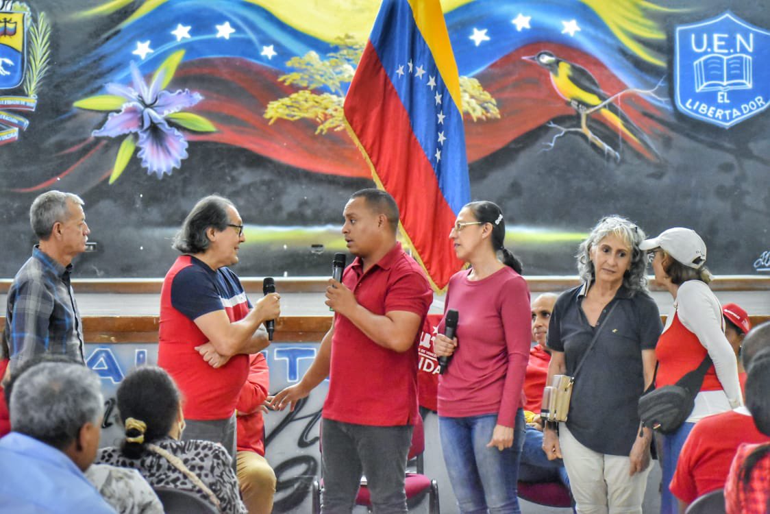 genkerve_psuv's tweet photo. Gran encuentro con los lideres y lideresas de nuestro @PartidoPSUV. #Chacao junto a sus estructuras de base demuestra Organización, Unidad y lealtad al Proyecto de Chávez. Vamos junto a @NicolasMaduro a la Victoria! 

Pueblo consciente. 

#Miranda 
#VenezuelaEnPlan30 https://t.co/yofWL9bCyM