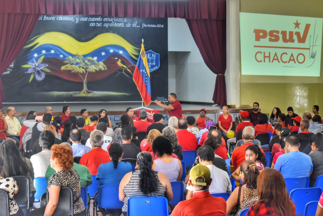 genkerve_psuv's tweet photo. Gran encuentro con los lideres y lideresas de nuestro @PartidoPSUV. #Chacao junto a sus estructuras de base demuestra Organización, Unidad y lealtad al Proyecto de Chávez. Vamos junto a @NicolasMaduro a la Victoria! 

Pueblo consciente. 

#Miranda 
#VenezuelaEnPlan30 https://t.co/yofWL9bCyM