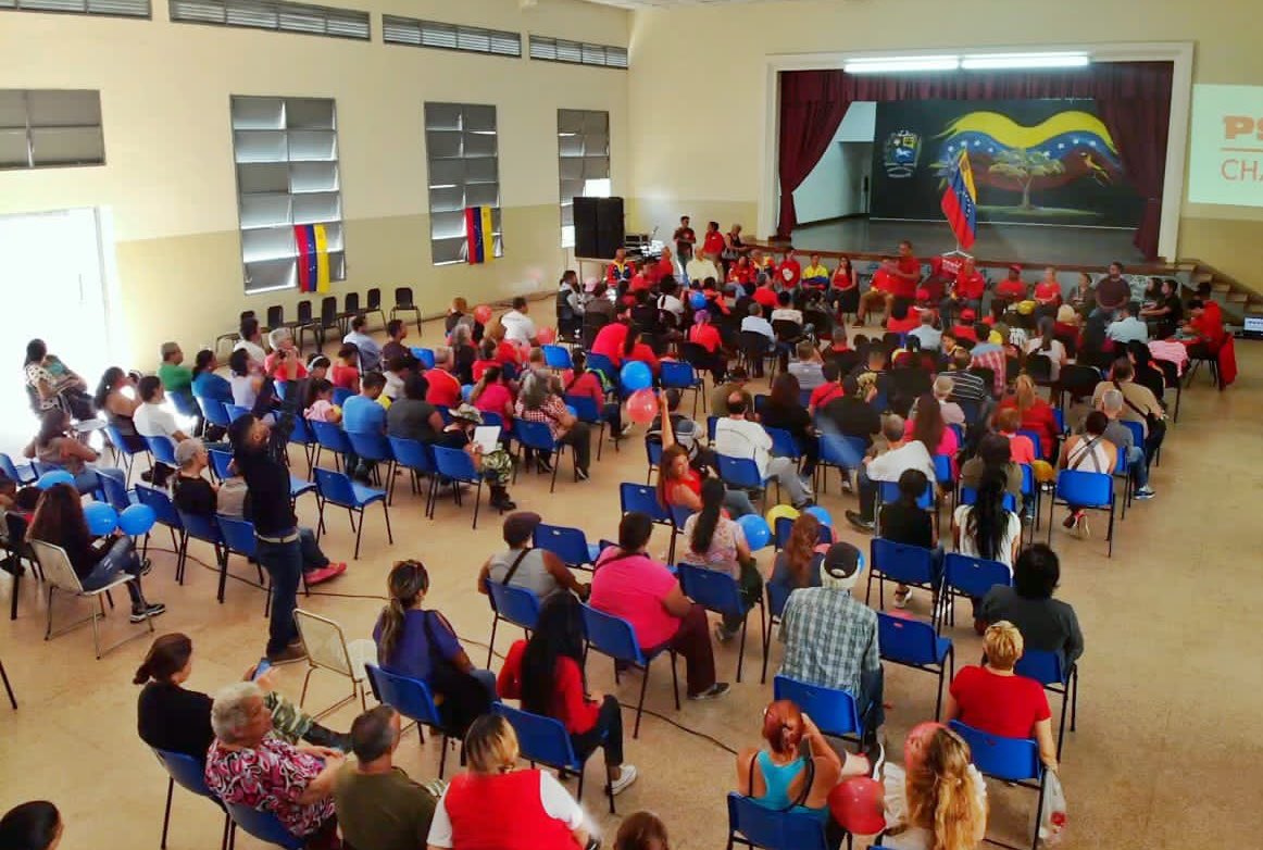 genkerve_psuv's tweet photo. Gran encuentro con los lideres y lideresas de nuestro @PartidoPSUV. #Chacao junto a sus estructuras de base demuestra Organización, Unidad y lealtad al Proyecto de Chávez. Vamos junto a @NicolasMaduro a la Victoria! 

Pueblo consciente. 

#Miranda 
#VenezuelaEnPlan30 https://t.co/yofWL9bCyM