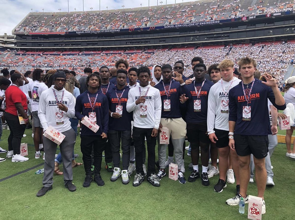 Hayden_bradleyy's tweet photo. Great day at the university of Auburn🦅 @CoachHughFreeze @B_Aigamaua @Auburn247 @BufordGAPrspcts @AuburnMade https://t.co/SZIBS6nBtG
