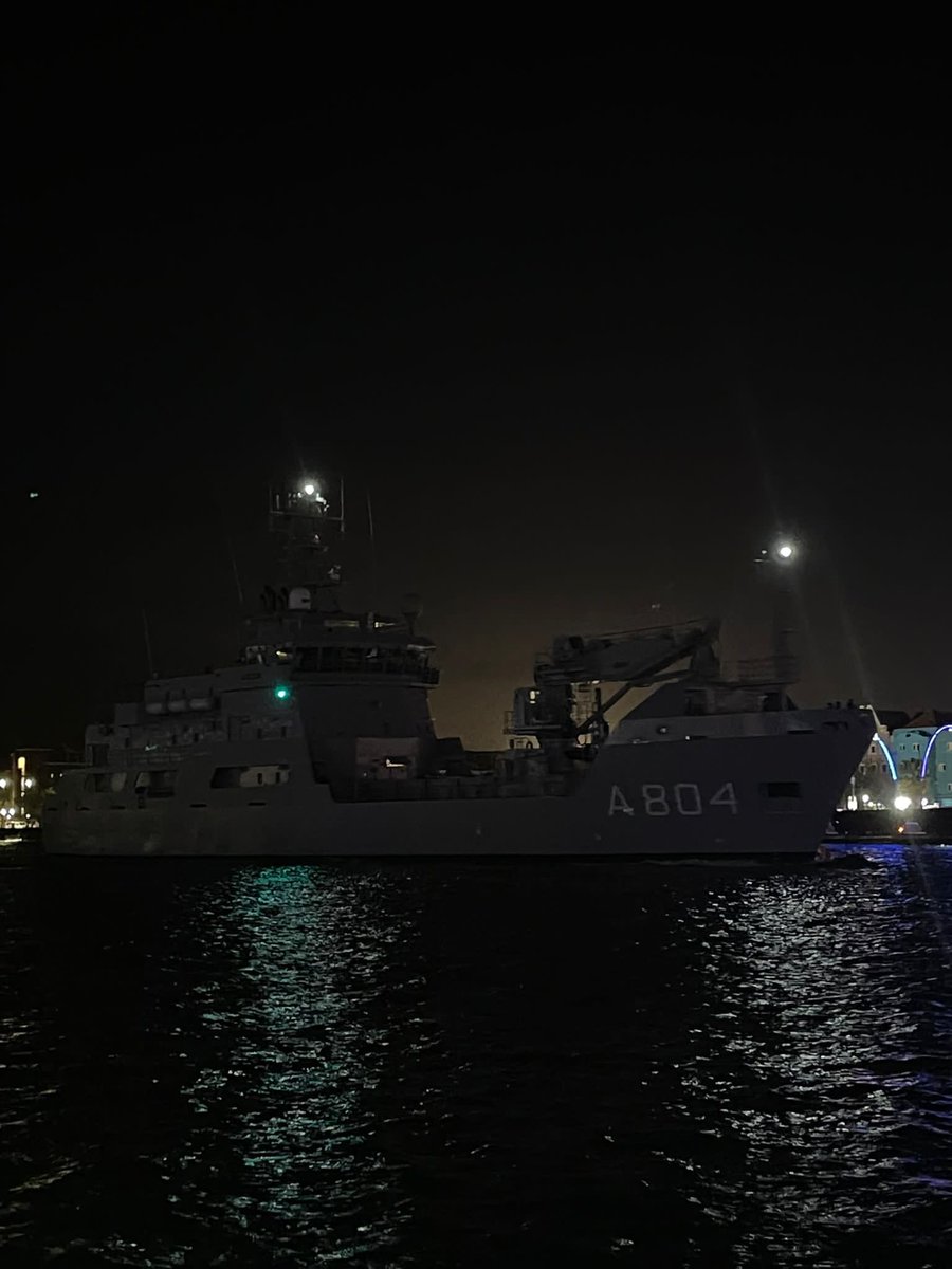 #ZrMsPelikaan loopt in het duister de Annabaai binnen. Bon wikent! <a href="/kon_marine/">Koninklijke Marine</a>