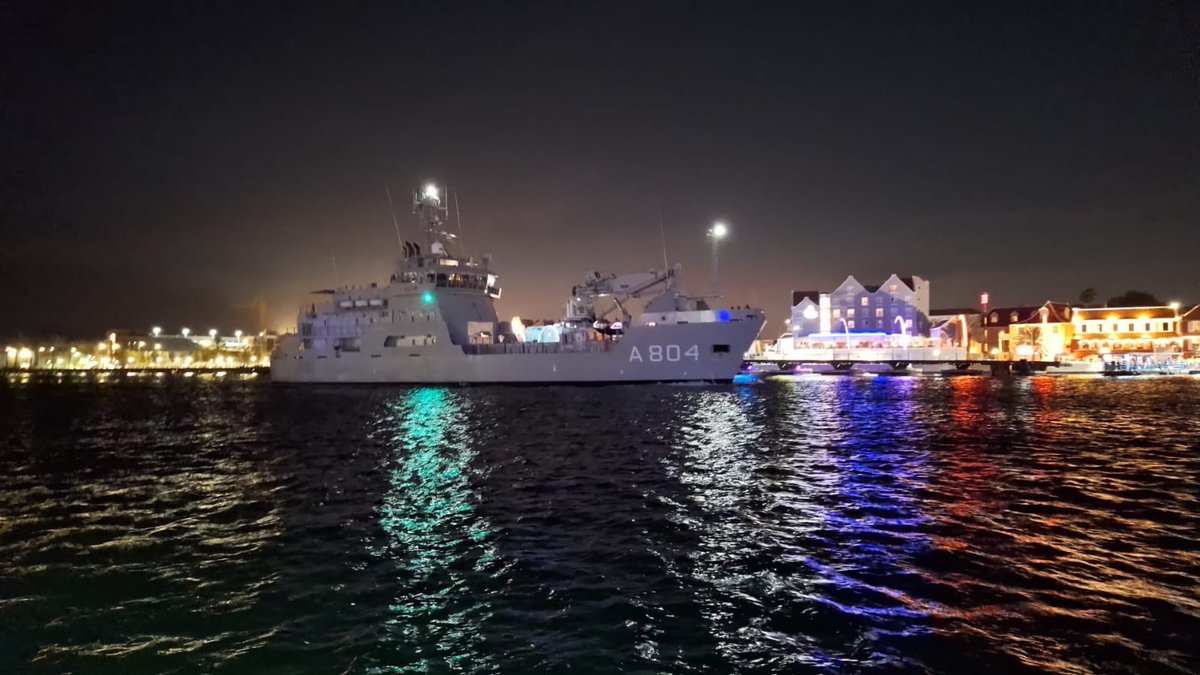 c_pelikaan's tweet photo. #ZrMsPelikaan loopt in het duister de Annabaai binnen. Bon wikent! @kon_marine https://t.co/MTxH4SqapY