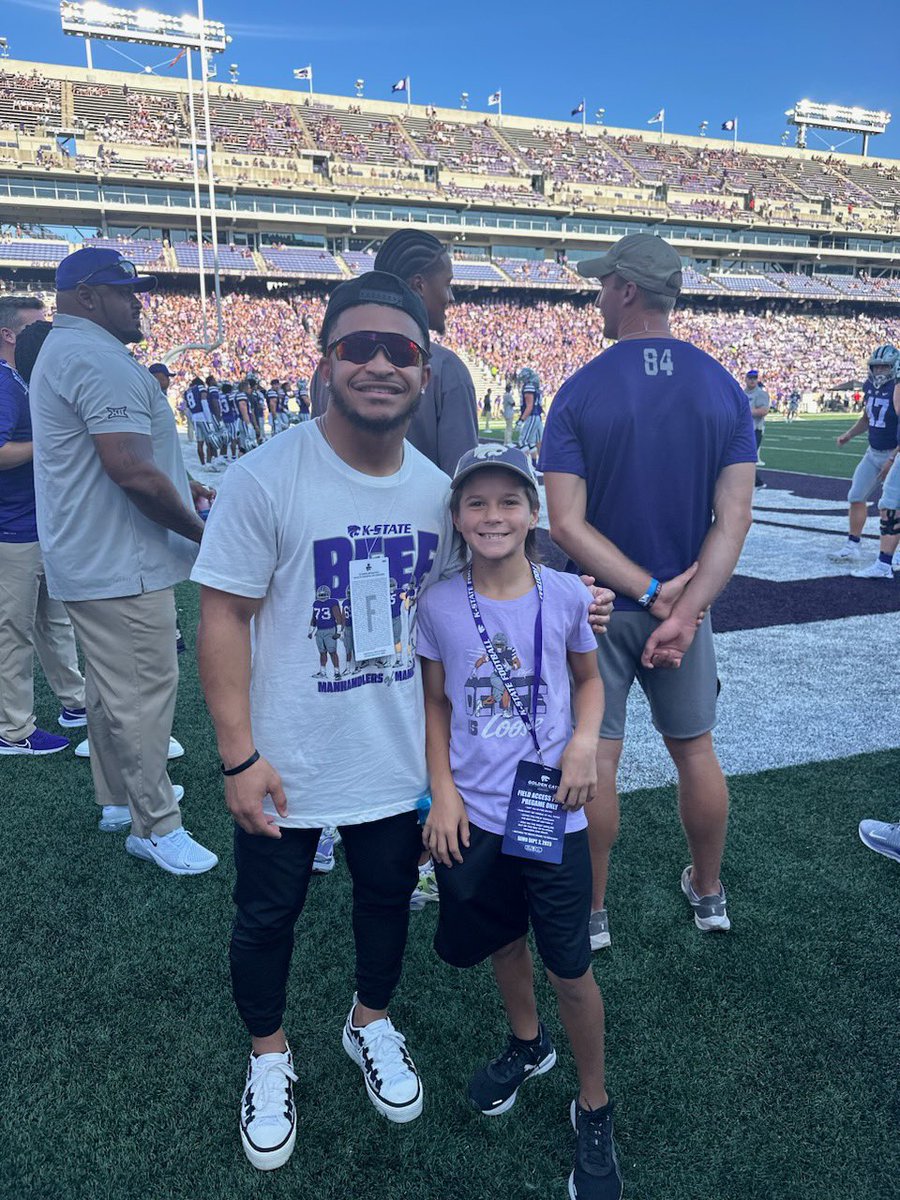 JeradHead's tweet photo. The new field looks great and little man got to meet one of his favorites @C_Vaughn22. #Mammothbuilt https://t.co/TYa76NVSJE