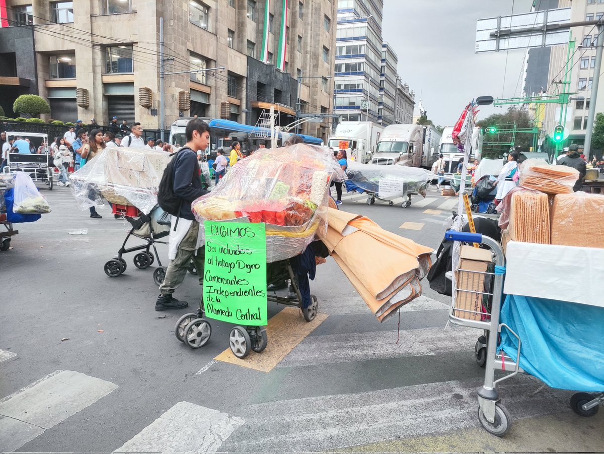 JoseGpeAG's tweet photo. Cierre en el Eje Central esquina 5 de Mayo, personal de SEGOB dialogando con los Comerciantes Independiente, ¿Qué opinas? https://t.co/h7lYCooDn3