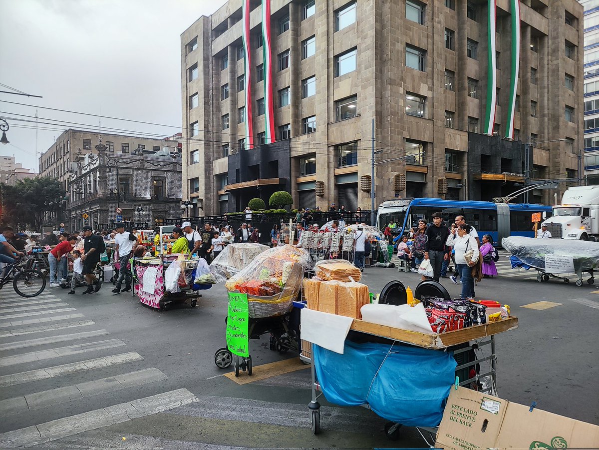 JoseGpeAG's tweet photo. Cierre en el Eje Central esquina 5 de Mayo, personal de SEGOB dialogando con los Comerciantes Independiente, ¿Qué opinas? https://t.co/h7lYCooDn3