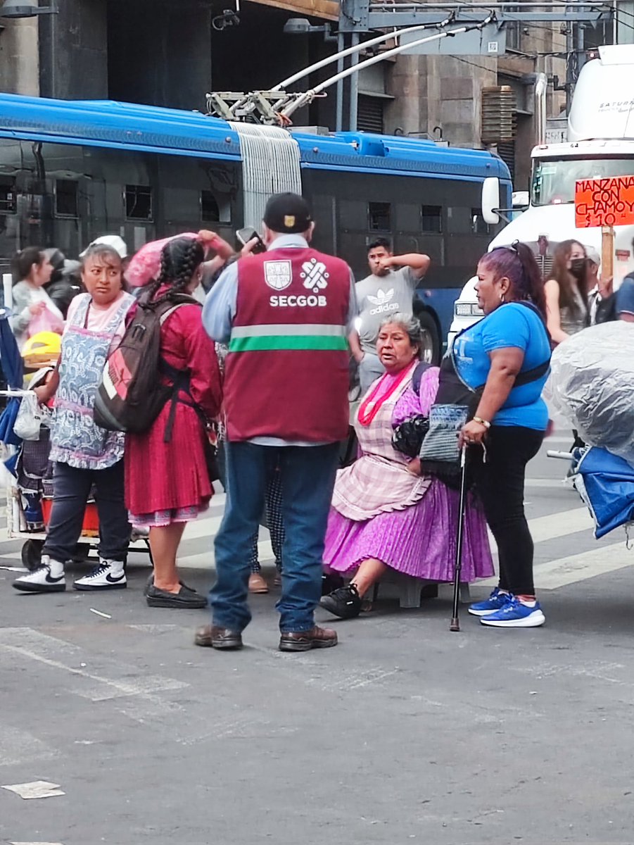 JoseGpeAG's tweet photo. Cierre en el Eje Central esquina 5 de Mayo, personal de SEGOB dialogando con los Comerciantes Independiente, ¿Qué opinas? https://t.co/h7lYCooDn3