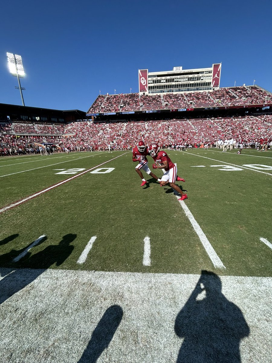 Had amazing time at the <a href="/OU_Football/">Oklahoma Football</a> game with my teammates! The atmosphere was no joke! #Boomer <a href="/CoachVenables/">Brent Venables</a>