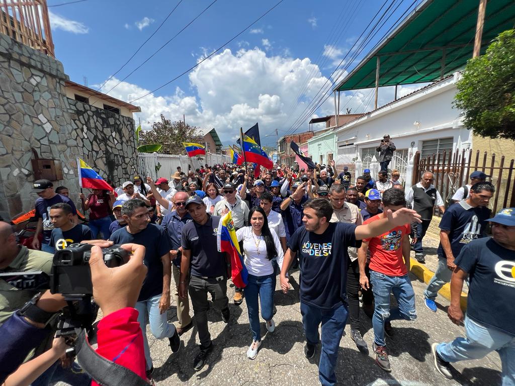 enciudadanoara's tweet photo. #2Sept | Llegada de nuestra candidata, @delsasolorzano, al estado #Aragua, acompañada de los aragueños que queremos una Venezuela distinta llena de esperanza libre y llena de oportunidades para todos .

#UnidosSomosMejores https://t.co/EKGwnN6YGD
