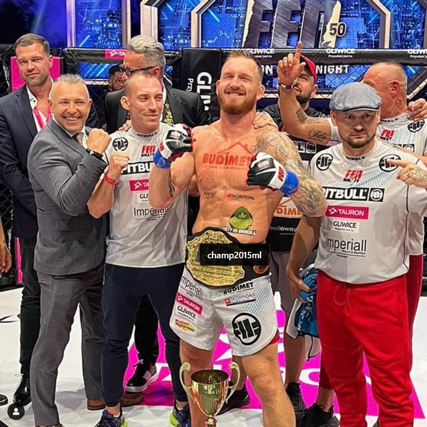 CzasNaMMA's tweet photo. Marcin Łazarz nowym mistrzem kategorii półciężkiej organizacji @fenmma ‼️
Marcin w main evencie #FEN50 zafundował nam niesamowity nokaut i już w 1rundzie posłał na ziemię Edera de Souze.
Nowy mistrz wywołał do tablicy Marcina Wójcika, ale dodał, że przyjmie każdego rywala. https://t.co/hcGdvCSWif
