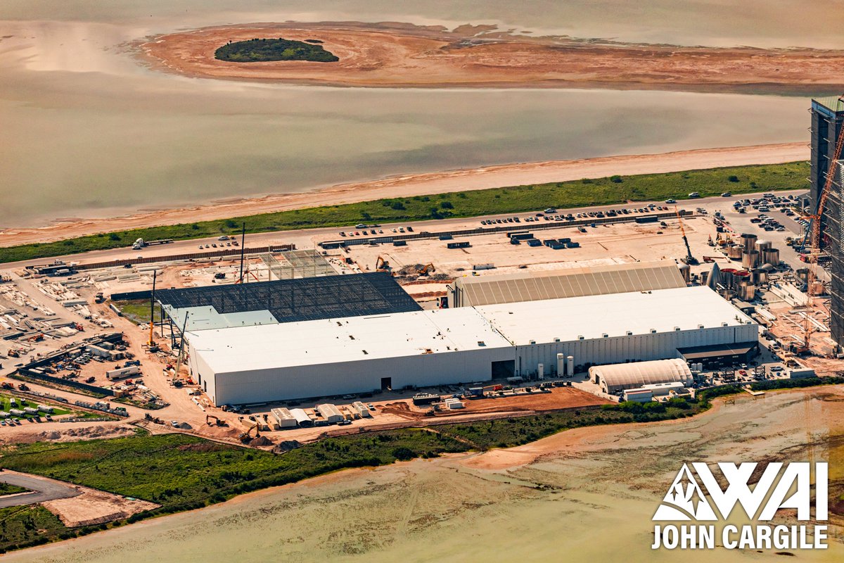 ActualSpaceX's tweet image. STARFACTORY 🏭

Los progresos en Starbase continúan! 👀

La construcción de la nueva fabrica de cohetes #Starfactory avanza con rapidez, con esta podrian no solo podrán duplicar la cantidad de trabajadores si no también aumentar la cadencia de construcción y de lanzamientos 🚀