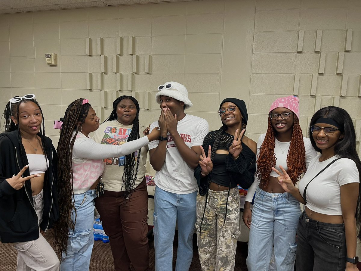 OBUFashionShow's tweet image. Thanks for meeting the dream team behind the scenes!🫶🏽
#explore #viral #fancy #trendy #fashion #OOTD