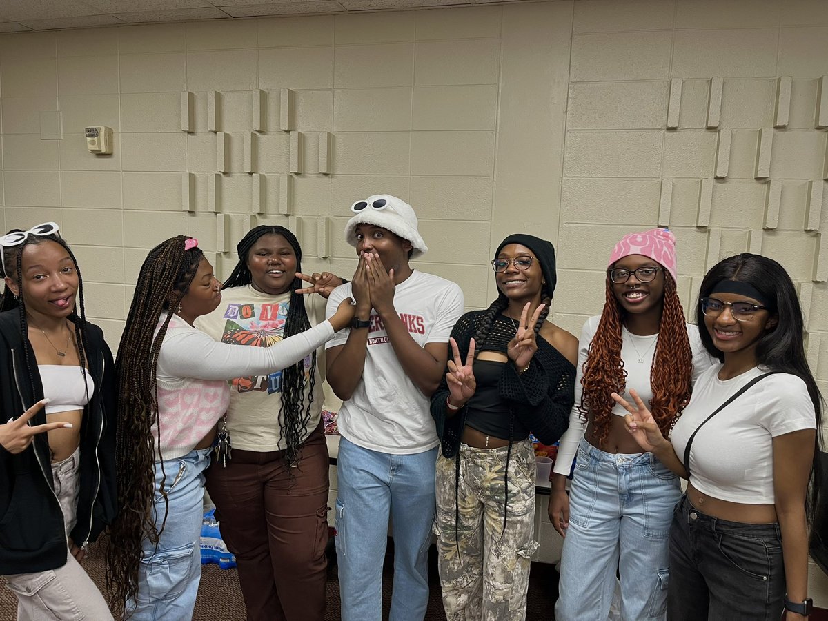 OBUFashionShow's tweet image. Thanks for meeting the dream team behind the scenes!🫶🏽
#explore #viral #fancy #trendy #fashion #OOTD