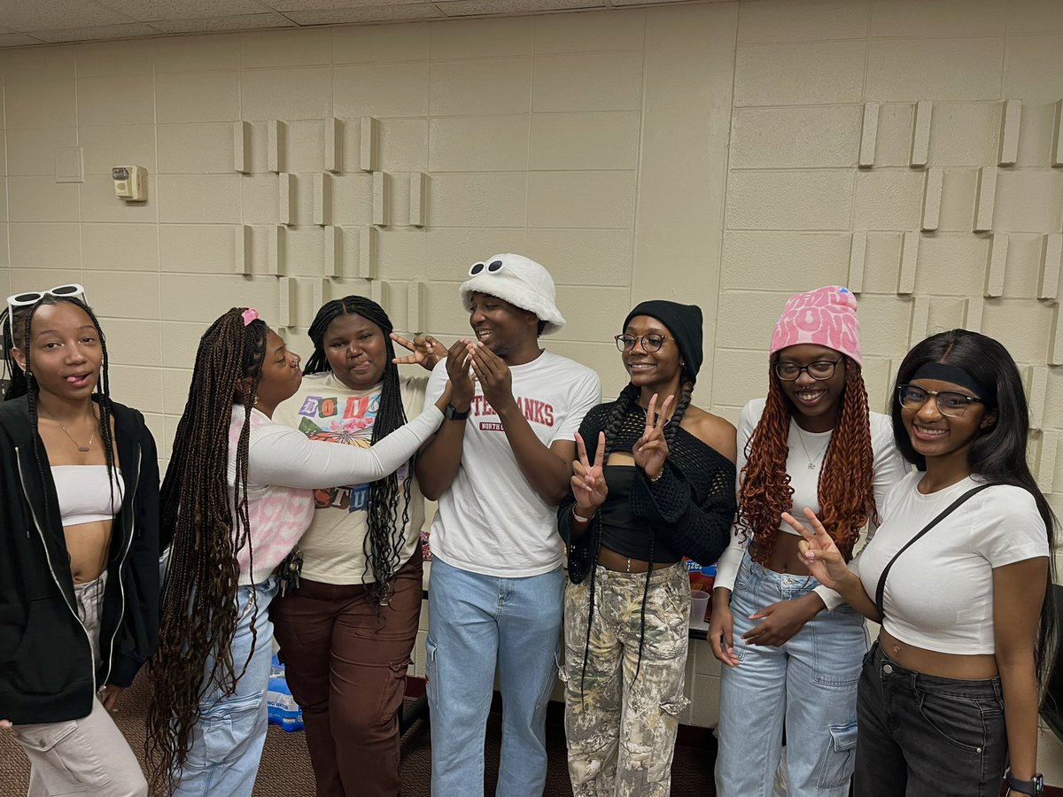 OBUFashionShow's tweet image. Thanks for meeting the dream team behind the scenes!🫶🏽
#explore #viral #fancy #trendy #fashion #OOTD