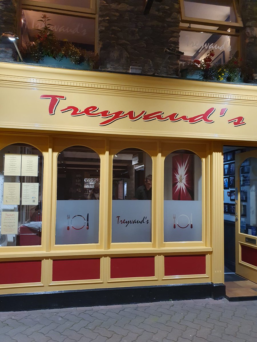 Thanks @PaulTreyvaud and the entire team at Treyvaud's restaurant for an amazing night, delicious food, and the catch-up. Already looking forward to the next visit #Killarney 🌟 🌟 🌟 🌟 🌟