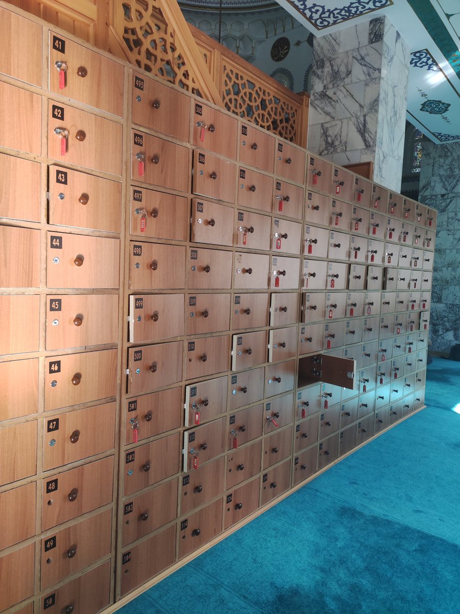 Dünyadaki en dürüst 75 şehir sıralamasında Zürih ilk sırada iken listede
Türkiye'den hiç bir şehir yok.

Dükkanını açık bırakıp giden İsviçreli..
Camide dâhi ayakkabısını kilitleyen Türk..

Mesele galiba burada..