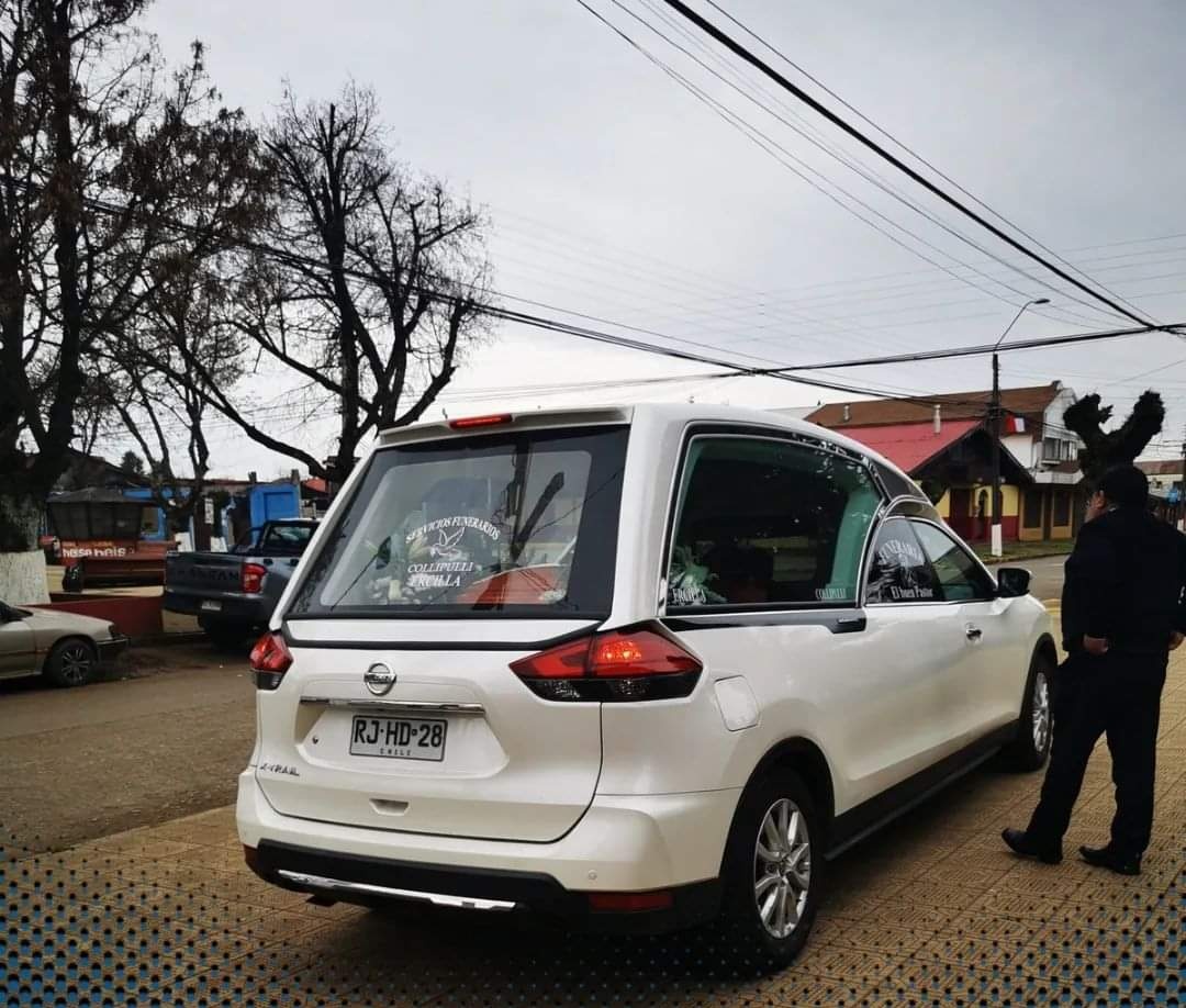 luisvil71's tweet photo. QUÉ PASÓ❓| El féretro que transporta a Marcela Viviana Díaz Lagos llegó pasado este mediodía para ser velada en la parroquia San Luis Gonzaga de Collipulli. 

La docente de 51 años, laboraba en el Colegio Nahuelbuta y, es una de https://t.co/XBSmj2KJSL
