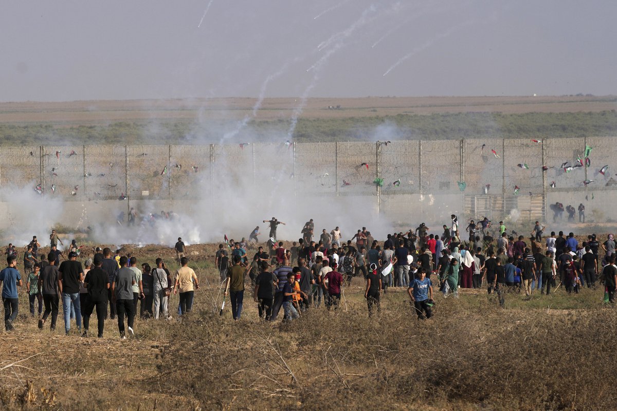 AviKaner's tweet photo. Hamas Muslim Brotherhood is paying people to riot at the border. Why? To deflect attention from the social unrest and Hamas’ violent supression of Gaza protestors. 19,000 Gazans applied for Turkish 🇹🇷 visas in one week alone, with 83,000 on list waiting to leave. https://t.co/VVAPCC5Qbh