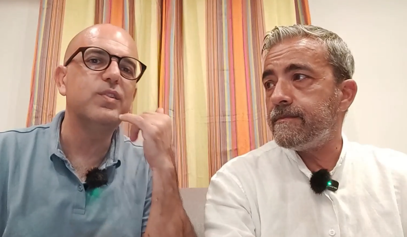 FoggiaCittaAper's tweet photo. #Satira - Il video de I Panchinari di #Foggia
Se in questi giorni vi chiama vostra madre, vostra zia, vostra nonna, o qualunque altra parente o conoscente che abbia più di 60 anni... non rispondente, vi chiederà di finire l'estate facendo la salsa...
https://t.co/sk9EjlkgsI https://t.co/aoL0YbkEKH