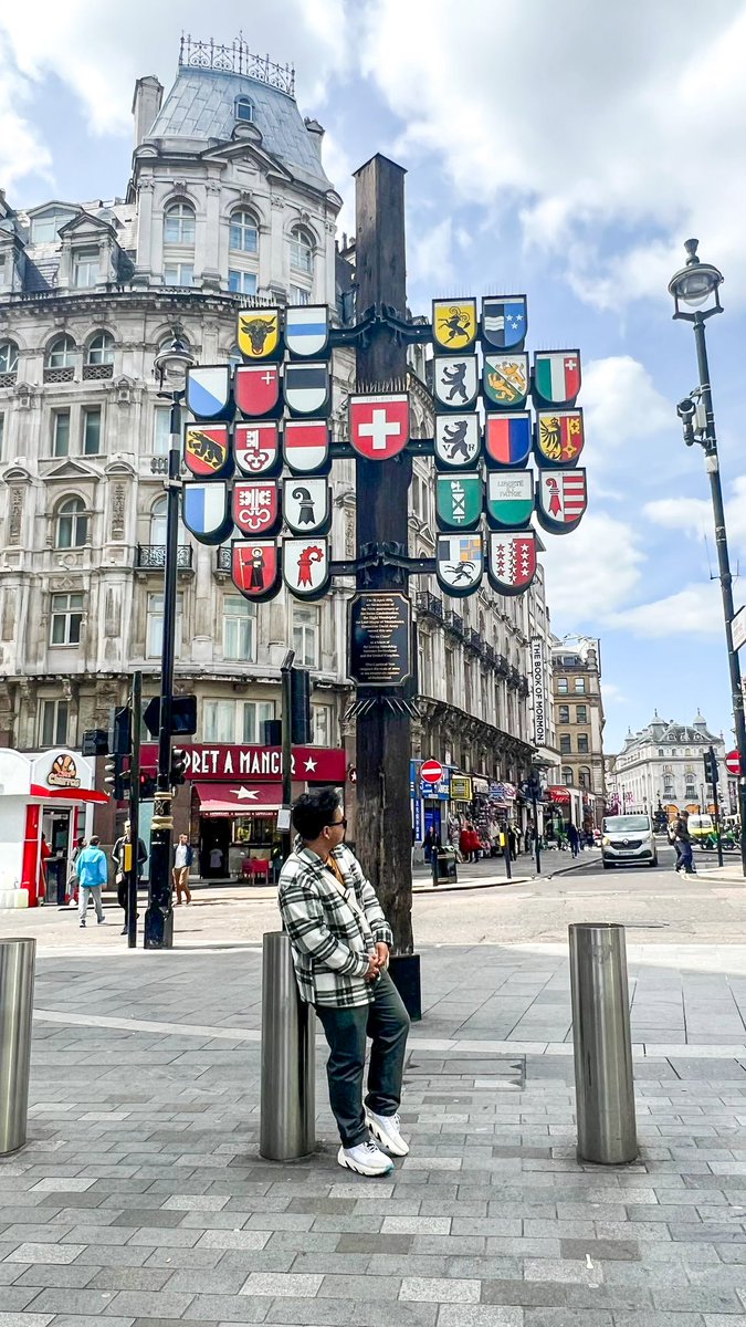 SenpaiTeeZee's tweet photo. 📍London 🇬🇧 https://t.co/bhMAngYFV0