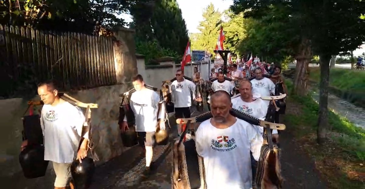 Rutter ruft und ein paar völlig normale Menschen folgen ihm.
Nach Langenlois. 
Und bringen einen Galgen. Und Bengalos. 
Und natürlich Kuhglocken.
Es fehlen nur noch ein paar Mistgabeln.