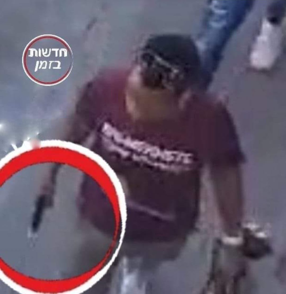 mvreisen's tweet photo. pro-democracy supporter who was shot by a pistol says he was shot by EriBlood militia operating under instruction of the #Eritrea government in  #telaviv creating violence and serious injuries. He was NOT shot by Israeli police, he states. Pic of EriBlood carrying a gun today 👇🏼 https://t.co/pPh0Ctuj7b