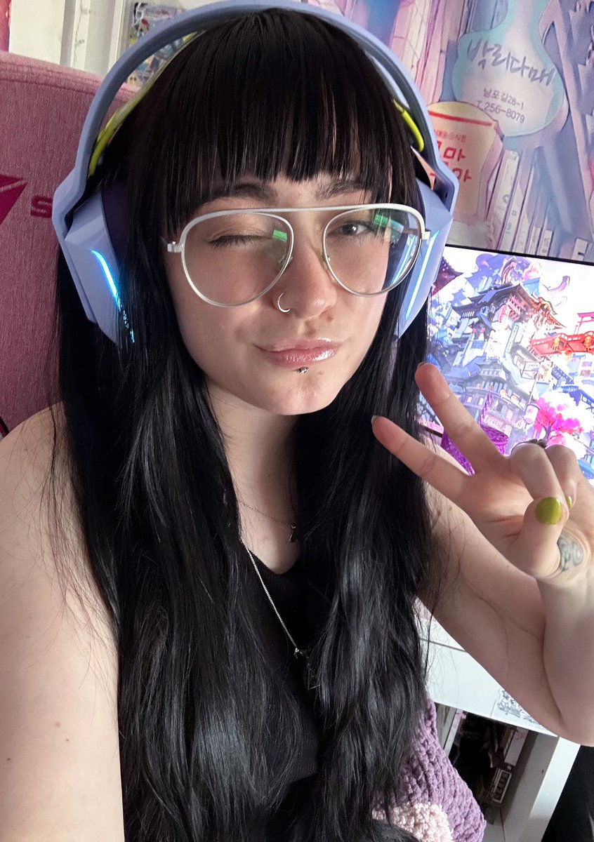 chronicallyvik's tweet photo. Finally took a new pfp 🙈 https://t.co/mlypjmTstE