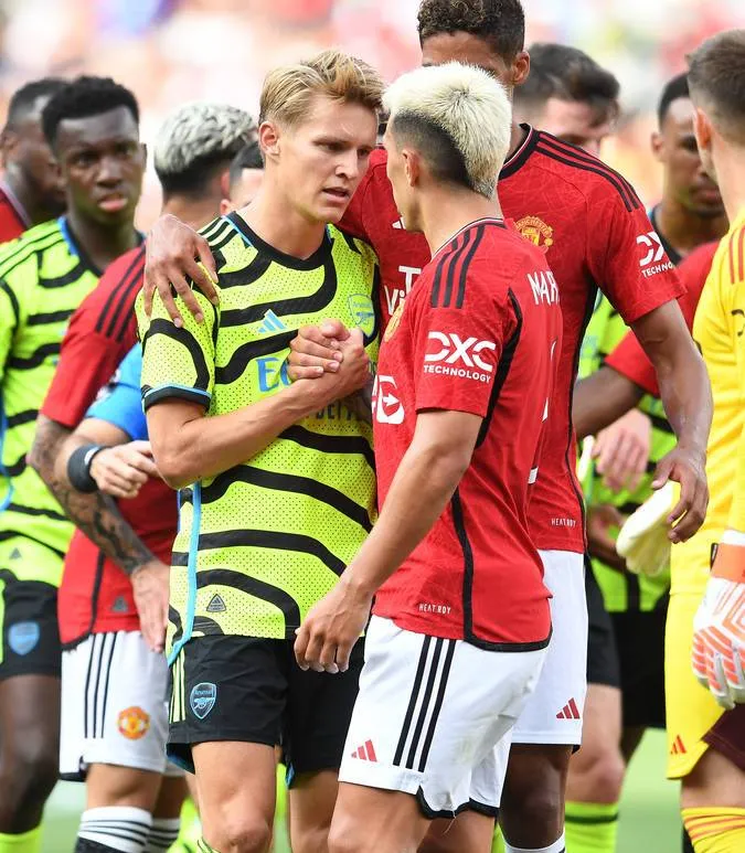 🚨GIVEAWAY O'CLOCK! 🚨

Predict the 𝐬𝐜𝐨𝐫𝐞𝐫𝐬 of the game between Arsenal &amp; Man Utd for a chance to win a SportPesa hamper! 🎁

TO WIN:

✔️Ekelea BET on this game, Predict &amp; RT
✔️2 Winners will be picked randomly💯

- Hampers to be collected at our offices!