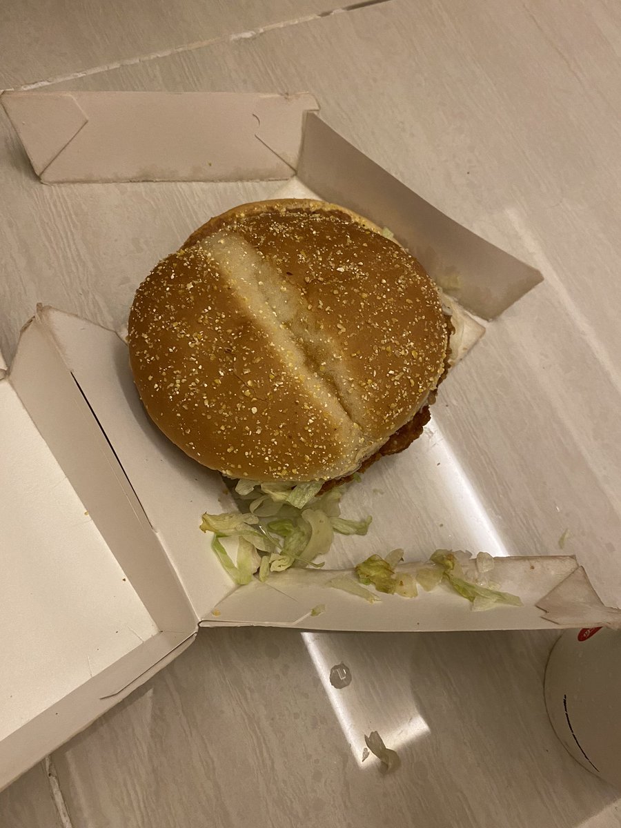 haiixiix's tweet photo. @HungerStation يرضي مين هذا المنظر ؟؟؟؟؟ يوم يوصلني اكلي بذي الطريقه !!!! والكولا مكبوب على الاكل والكيس مشقوق كذا وكل شي على بعض؟؟؟؟ ترا دافعين فلوس على خدمه كويسه مو عشان يوصلنا اكلنا بذا المنظر !!!!!!!! https://t.co/2XIjYStcGu