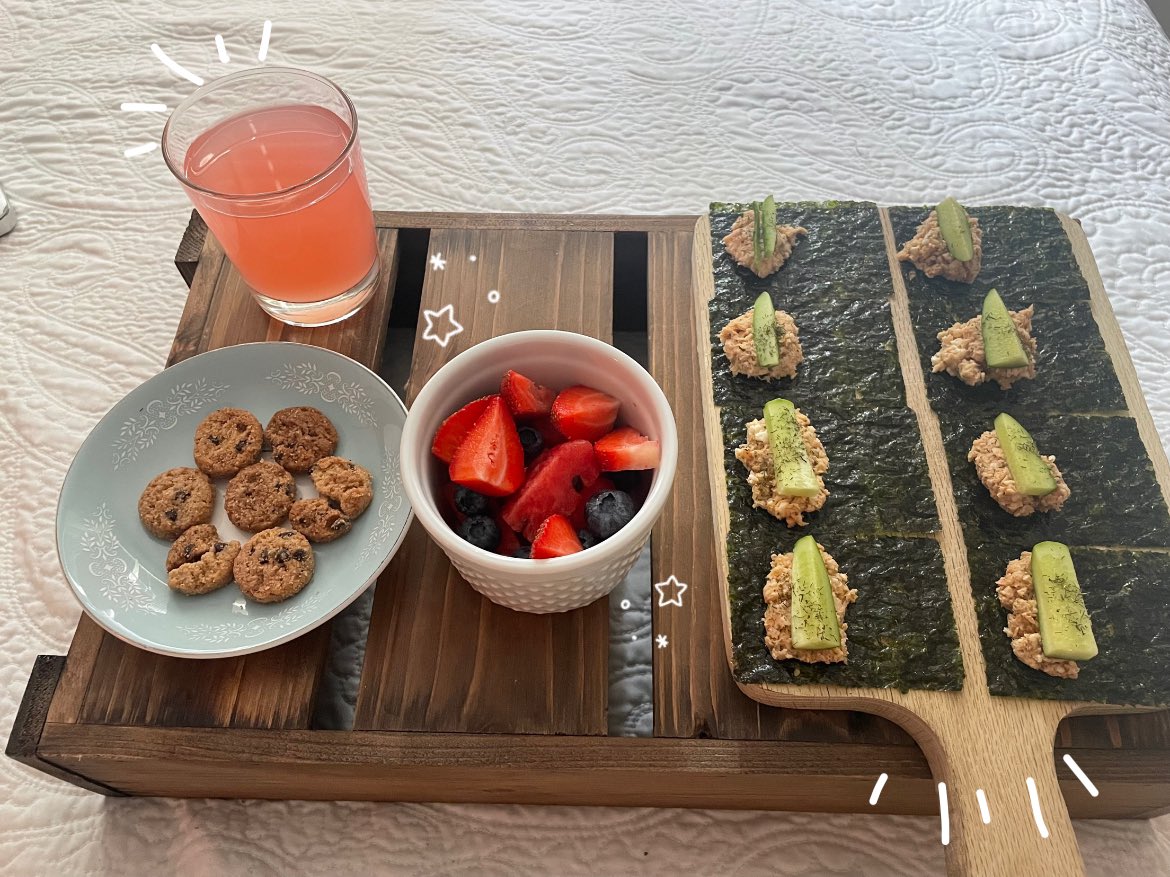 ryebread76's tweet photo. lunch today :) salmon seaweed rolls- keto mini cookies- fruit bowl- strawb lemonade
total 305 https://t.co/m6q2j6SD2E