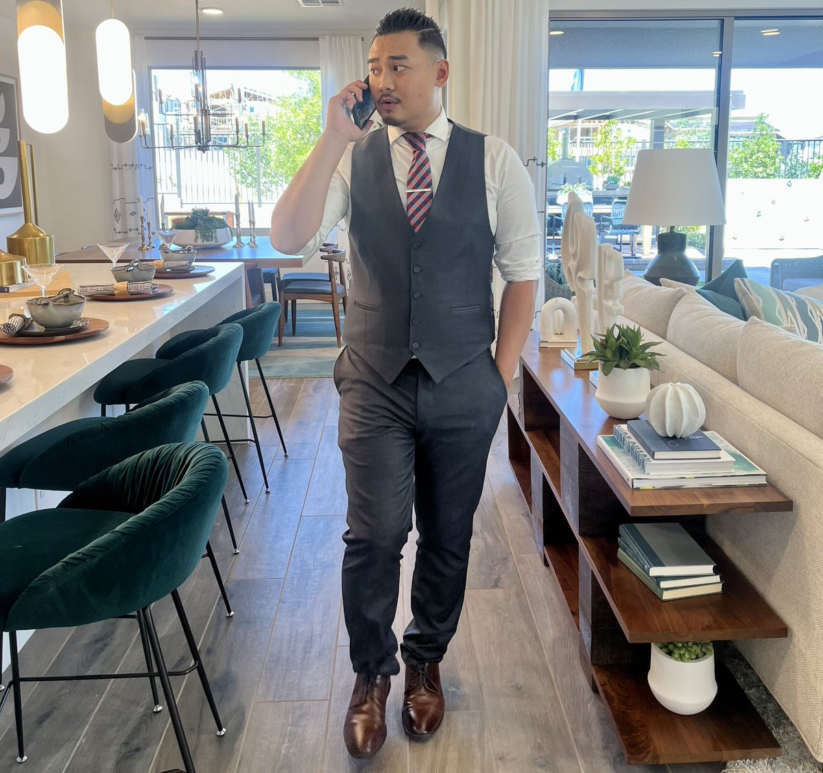 Conversations on the move. Lost in the moment, but never missing a beat 🚶‍♂️📱

#lasvegasrealestate #lasvegasrealestateagent #lasvegasrealtor #luxury #lasvegasmarket #lasvegas #lasvegasluxury #luxuryrealestate #luxuryhomes #newconstruction #newconstructionhomes #summerlinhomes
