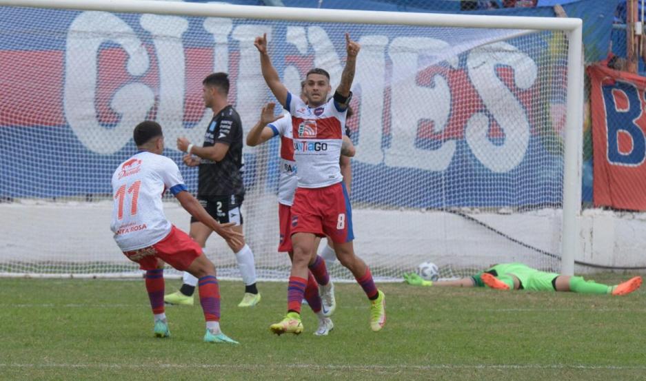 SC_ESPN's tweet photo. 💪 TRIUNFO EN SANTIAGO DEL ESTERO PARA SEGUIR SOÑANDO CON EL REDUCIDO 

🔵🔴 Güemes le ganó 1-0 a Estudiantes de Rio Cuarto por la fecha 32 de la #PrimeraNacional (Zona A)

⚽ GOL de Bellone 

📷 Diario El Liberal https://t.co/ZOA5EGijjk