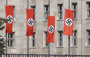 chilerecha23709's tweet photo. Similitudes del acto funerario stalinista de los compañeres comunistes... ambos cuelgan la bandera de extraña manera... https://t.co/1G3CQNozJe