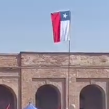 chilerecha23709's tweet photo. Similitudes del acto funerario stalinista de los compañeres comunistes... ambos cuelgan la bandera de extraña manera... https://t.co/1G3CQNozJe