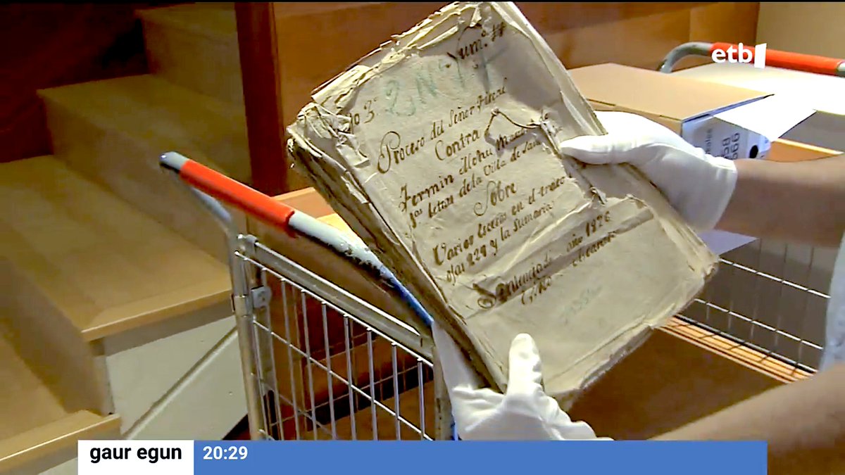 ESantazilia's tweet photo. Ama! Ama! Telebistan atera naiz! 📺

1826ko #Doneztebe-ko #bertso-en berri eman dugu Ricardo Urritzolak eta biok Nafarroako Errege Artxibo Nagusian, @euskaltelebista-ren albistegirako.

👀 👉 #euskara-z: https://t.co/ogwaCyRbmi
👀 👉 #gaztelania-z: https://t.co/P9ijbTcXpm https://t.co/uaEaGAkP7y