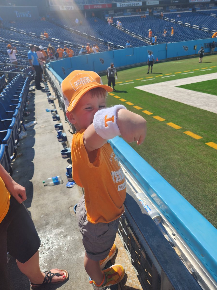 Lohdi69's tweet photo. @BigelowMekhi made my son's day today! #GoVols #NeylandWest https://t.co/QRAgS8HBgx