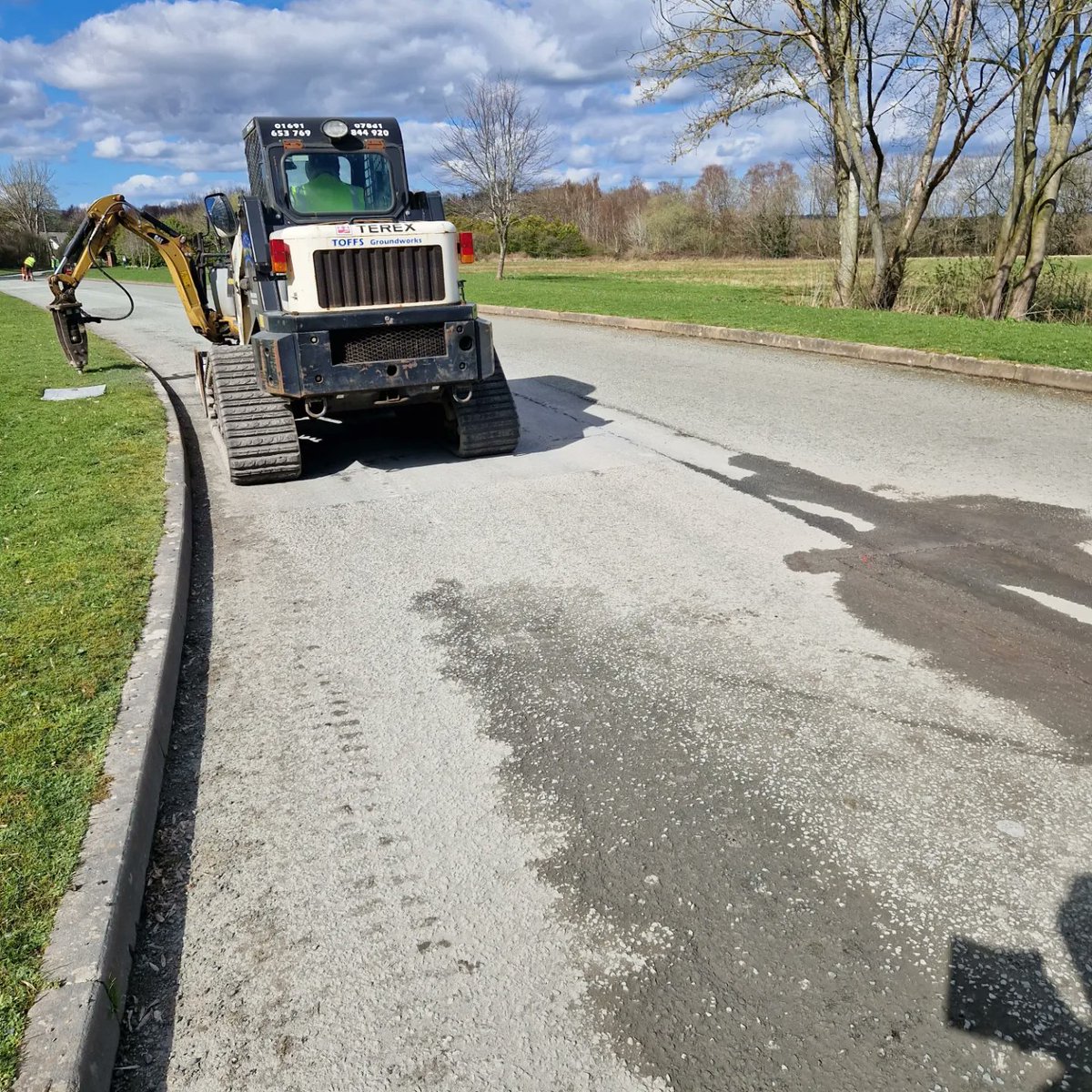 CarlPenrose's tweet photo. Reinstatement work recently carried, new compactor plate helped, roads, car parks what ever you need resurfacing let us know, free quotes and advice toffsgroundworks@live.co.uk #Tarmac #Reinstatement #Oswestry #Ellesmere #Groundworks #paving https://t.co/rlicUKrg2V