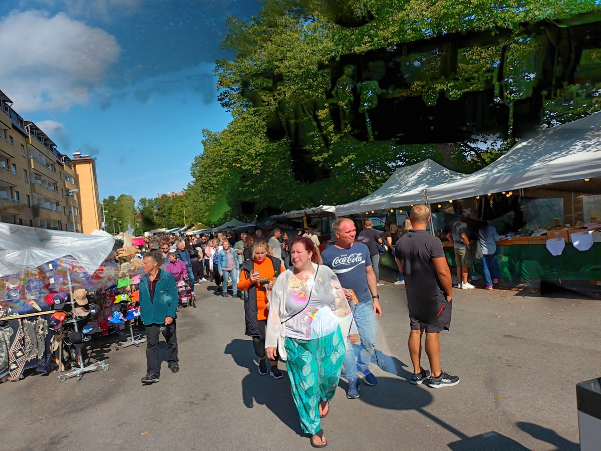 kristallnaach's tweet photo. Da will man nur zum #Hausflohmarkt
#Flohmarkt #Loppis #Secondhand
..#Rundfahrt #Shopping #Hopping
..und schon steht man mitten in einem der größten Märkte in #Schweden
#Oxhälja #marknad #Filipstad 🇸🇪 #Värmland 🦌 #Elchenländle23 https://t.co/1SJ3h5dQeG