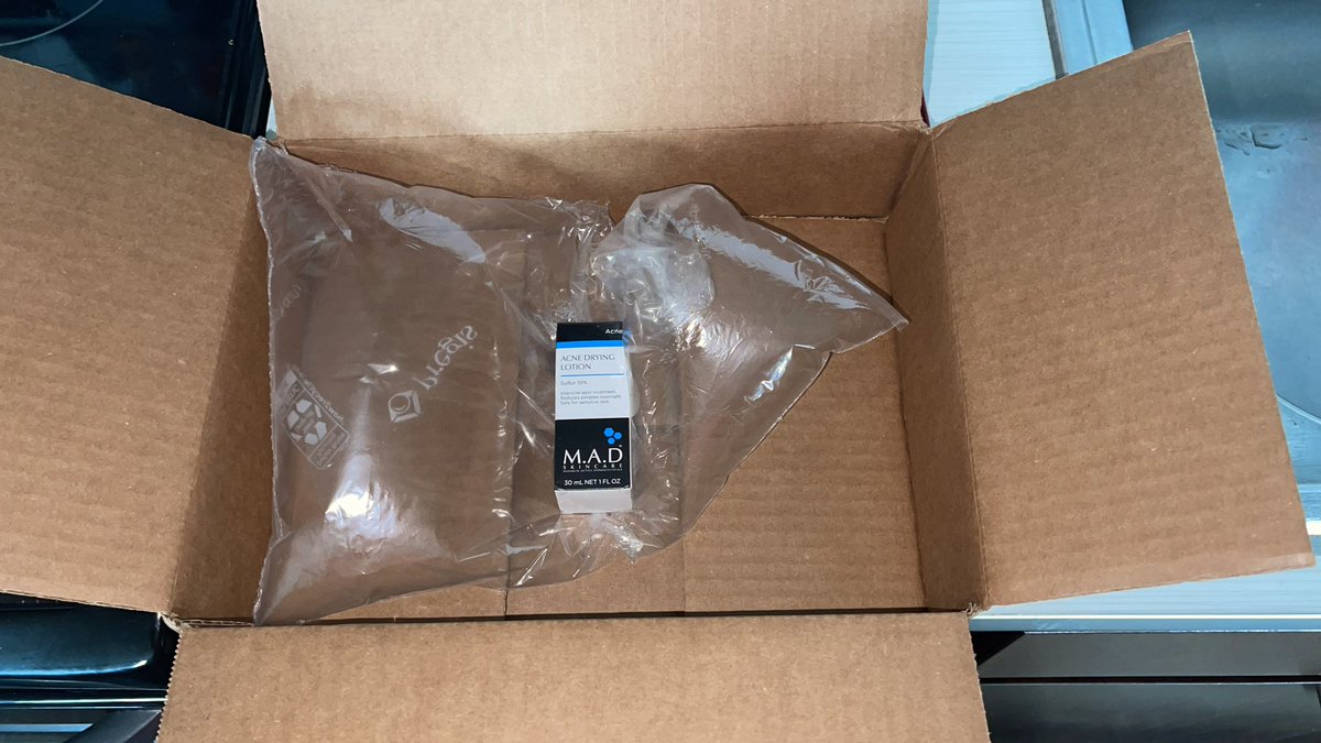 cayli_fischbach's tweet photo. @FabFitFun was this really a good use of packaging?! Ridiculous 😂 this is why we have a waste management problem lol https://t.co/6XyS2urFIa