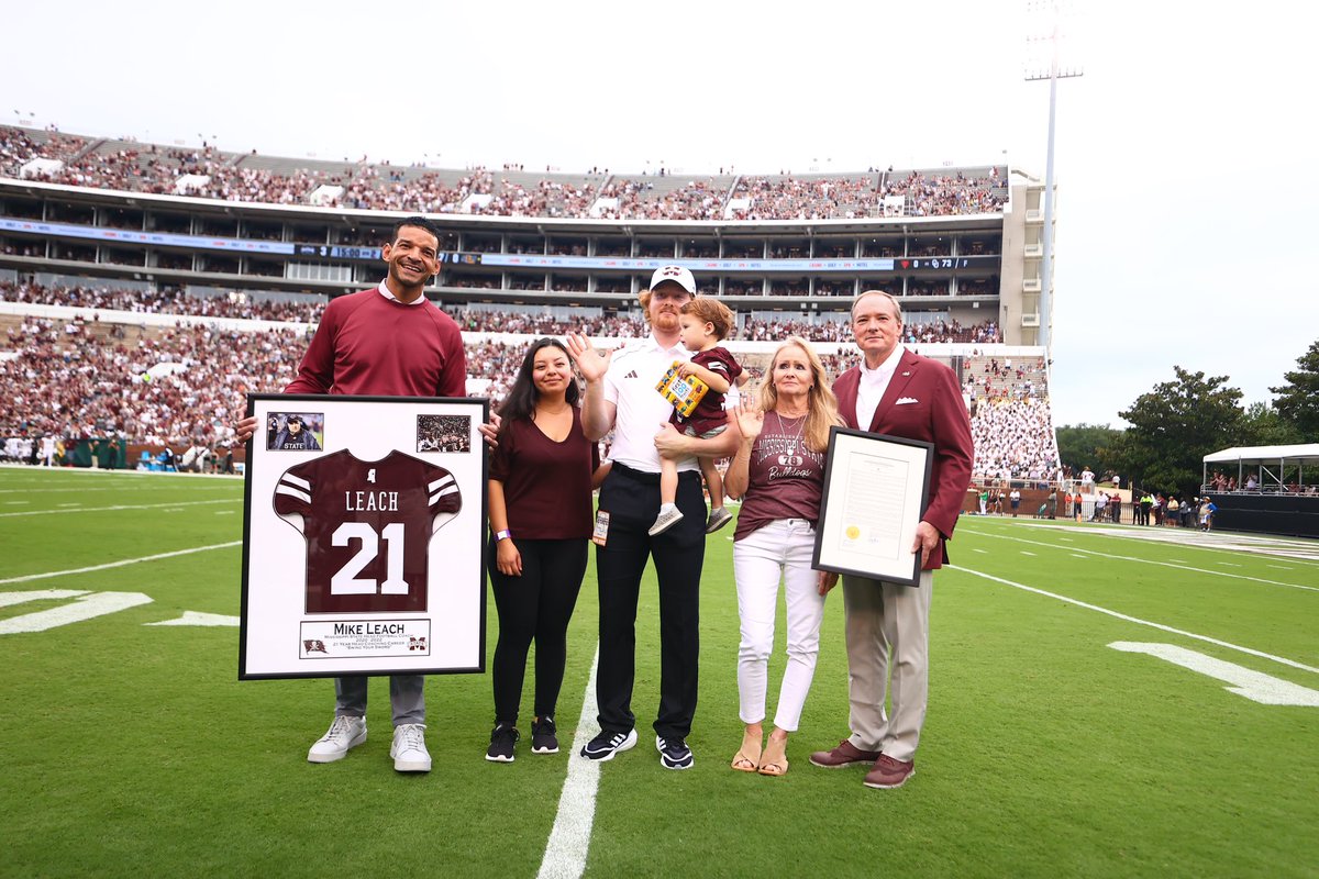 Mississippi State Football (@hailstatefb) on Twitter photo 𝐇𝐨𝐧𝐨𝐫𝐢𝐧𝐠 𝐓𝐡𝐞 𝐏𝐢𝐫𝐚𝐭𝐞 🏴☠️
Dr. Keenum and <a href="/zacselmon/">Zac Selmon</a> presented the Leach family with a framed jersey and a signed executive order stating that all flags on state buildings and grounds would be flown at half-staff for a day in remembrance of Coach Leach's legacy 𝐇𝐨𝐧𝐨𝐫𝐢𝐧𝐠 𝐓𝐡𝐞 𝐏𝐢𝐫𝐚𝐭𝐞 🏴☠️
Dr. Keenum and <a href="/zacselmon/">Zac Selmon</a> presented the Leach family with a framed jersey and a signed executive order stating that all flags on state buildings and grounds would be flown at half-staff for a day in remembrance of Coach Leach's legacy