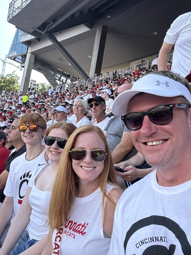 jofeldy's tweet photo. Let’s go Bearcats!!! #bearcats https://t.co/ClVqoakN1o