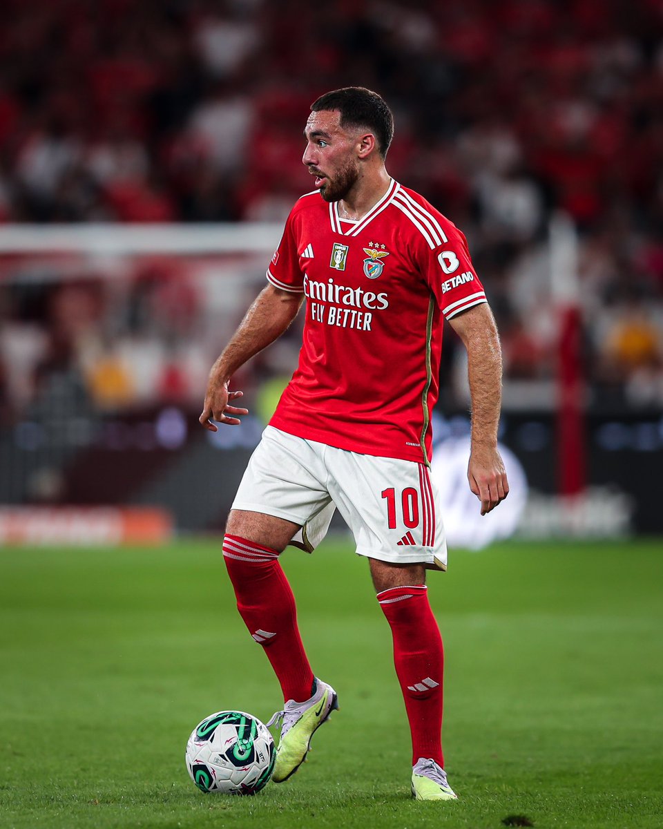 A maior liberdade dada a Kokcu, frente ao Vitória, tem vindo a trazer o melhor do médio ao de cima.
Libertando-se das amarras do duplo pivot do meio campo, o turco entrega muita qualidade no último terço.
Visão de jogo, qualidade de passe e uma meia distância letal.
Kokcu é isto!