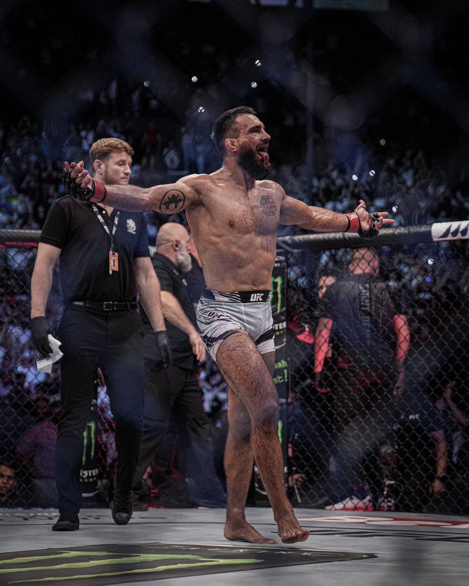LaSueur_off's tweet photo. BSD a MASSACRÉ son adversaire 😱

#UFCParis https://t.co/PK7uTPnLQv