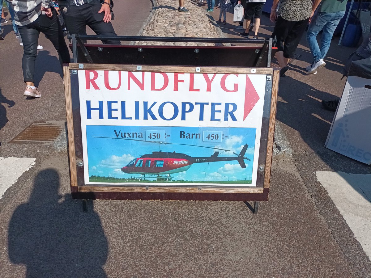 kristallnaach's tweet photo. Erstmal runter zum #Hafen #Hamn
...oh..#Hubschrauber #Rundflüge..
#Flohmarkt #Loppis #Schweden
#Oxhälja #marknad #Filipstad 🇸🇪 #Värmland 🦌 #Elchenländle23 https://t.co/wi9ZKvLWIH
