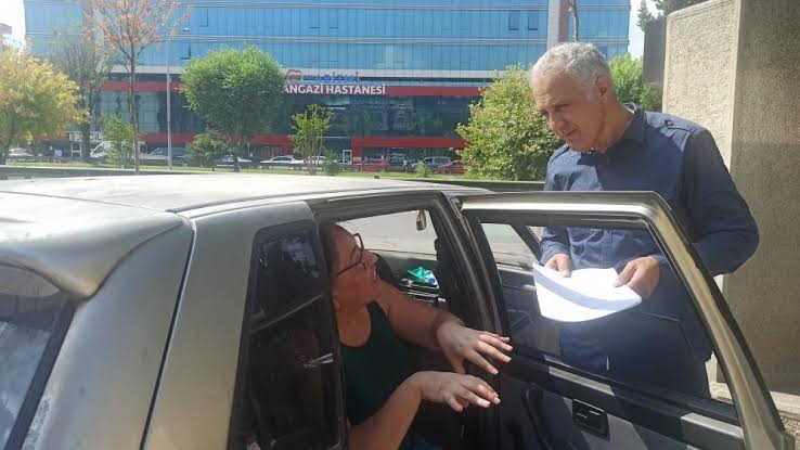 Demedik mi?
Sağını solunu bilmeyeni
doktor yapmayın!!!
Demedik mi?
İnsana para gözü ile bakanı
Doktor yapmayın!!!
Demedik mi?
Tıp Fakültesinden her mezun olanı
Doktor yapmayın!!! 
Bursa'dayız, 
Özel Aritmi Osmangazi Hastanesi önünde. 
Yine bir doktor faciası.
1...
Kadın, karın