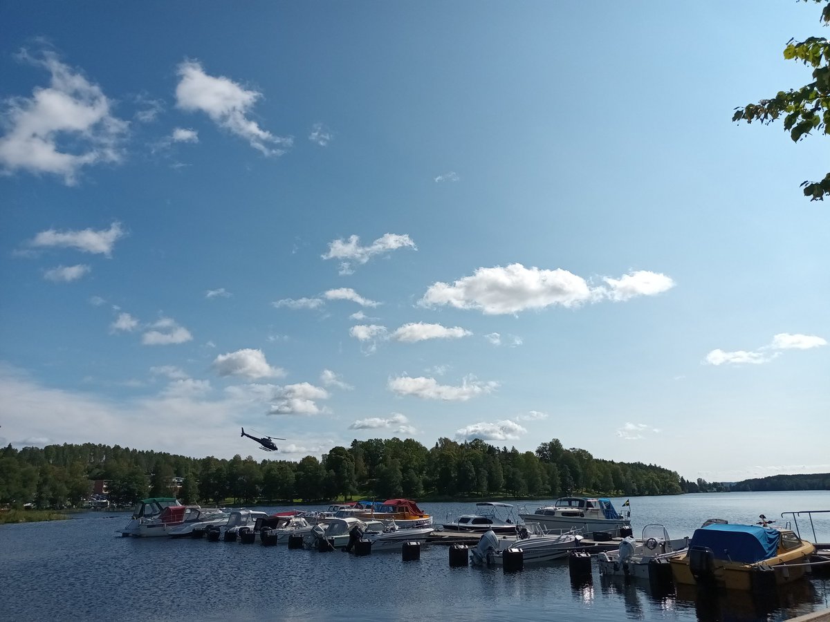kristallnaach's tweet photo. Erstmal runter zum #Hafen #Hamn
...oh..#Hubschrauber #Rundflüge..
#Flohmarkt #Loppis #Schweden
#Oxhälja #marknad #Filipstad 🇸🇪 #Värmland 🦌 #Elchenländle23 https://t.co/wi9ZKvLWIH