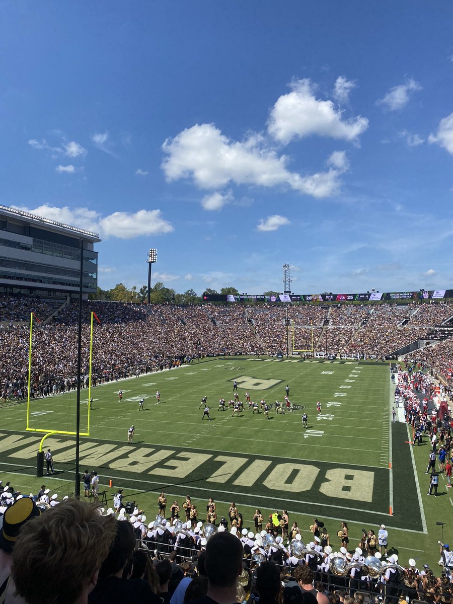 jeanzavalav's tweet photo. First game of the season #BoilerUp @LifeAtPurdue https://t.co/6Hjk7myxE3