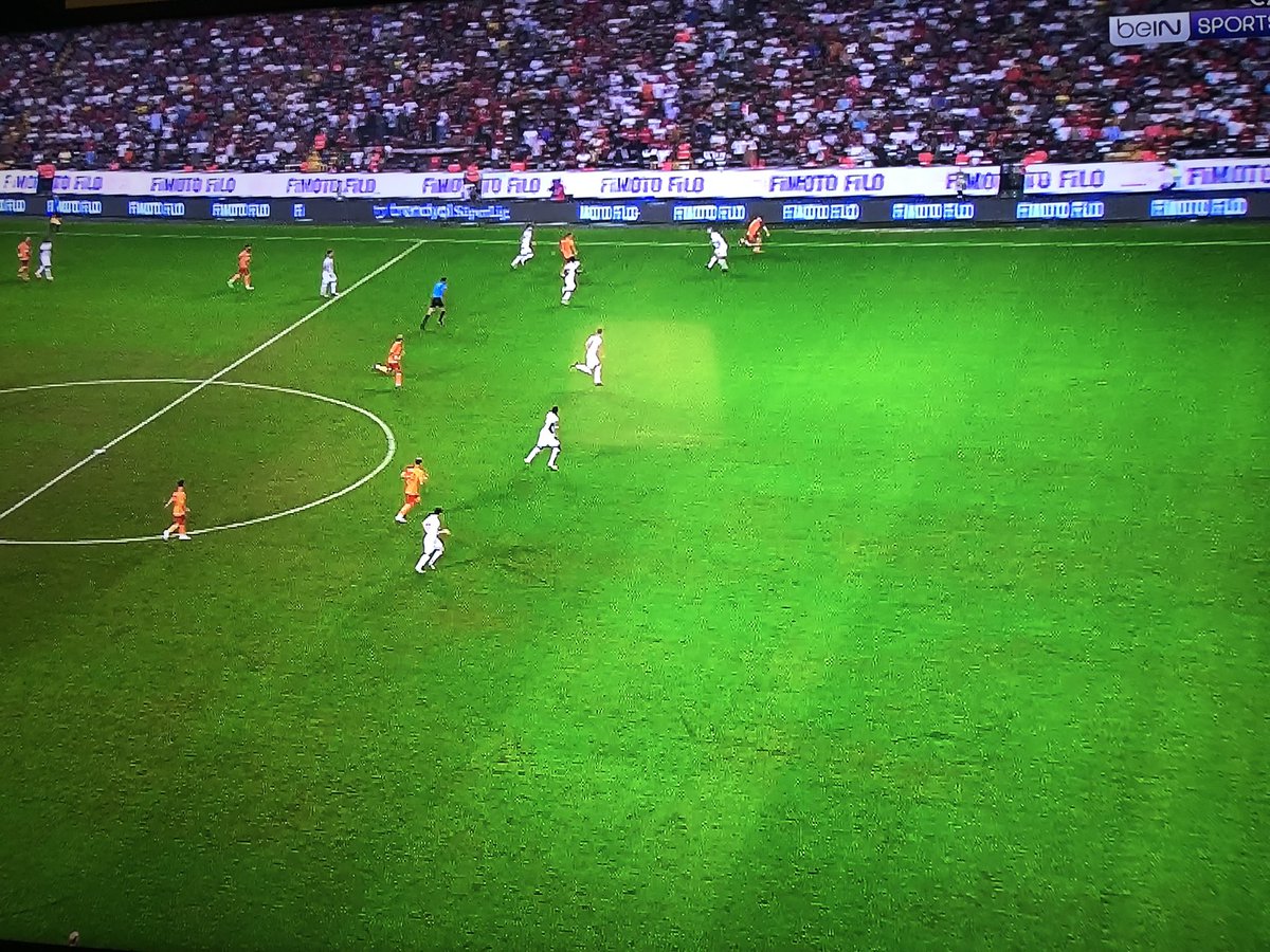 yayıncı kuruluşun ekranı dondurduğu pozisyonun fotoğrafları bunlar arkadaşlar Bu pozisyonda ofsayt nasıl göremdi bu VAR!