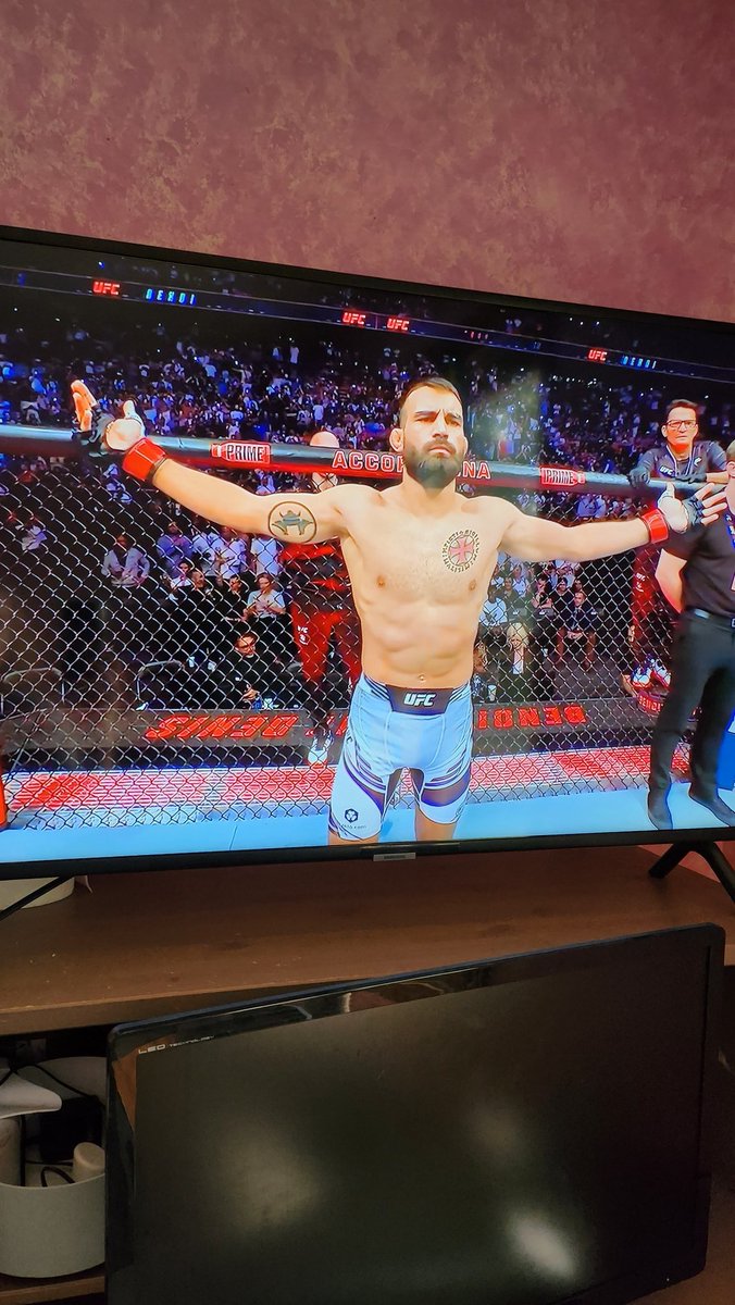 LizakaNinja's tweet photo. Awesome fight. Another win, une autre victoire for @BenoitSt_Denis 
My favorite fighter.  Congratulations https://t.co/2HMDS1bfzs