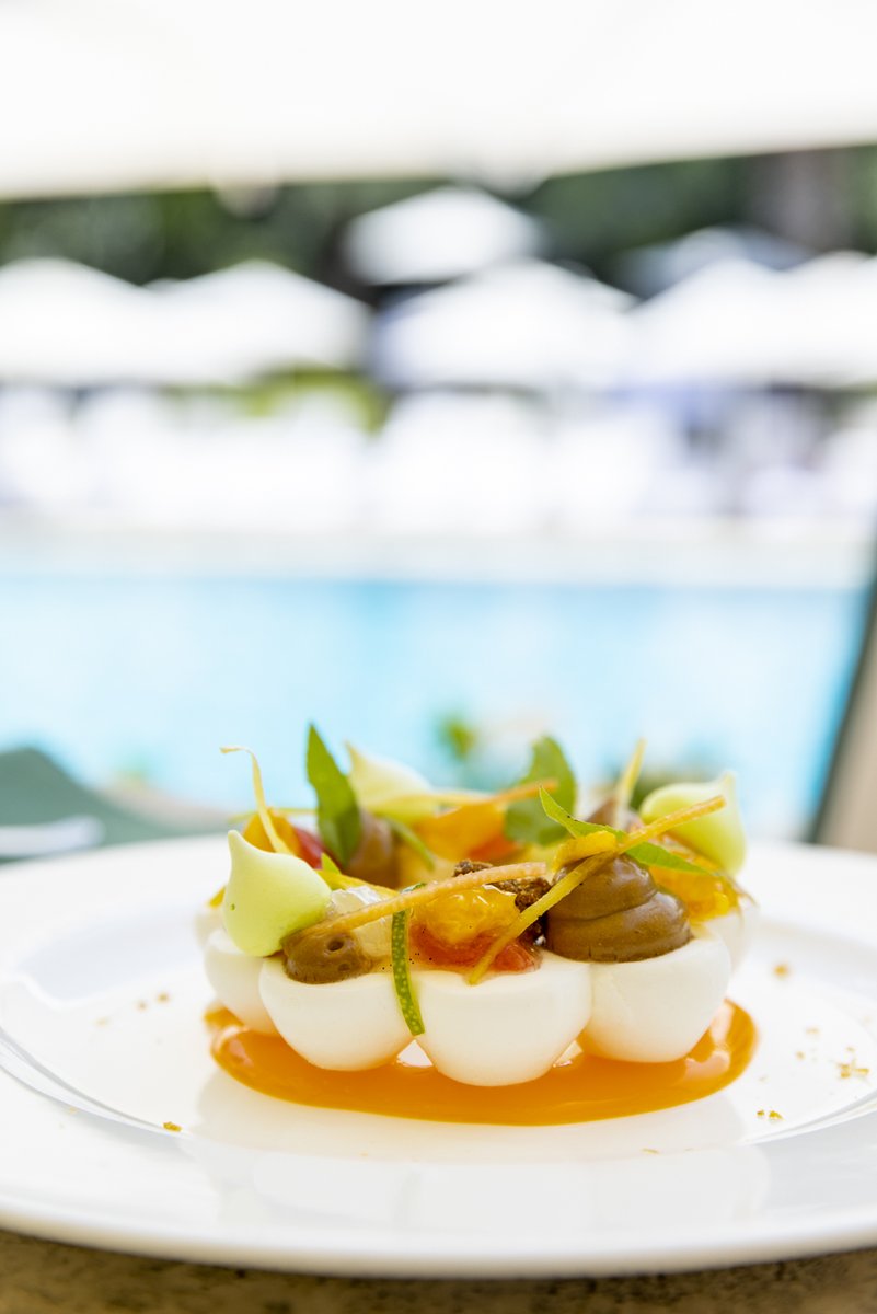 A close up look at the deliciousness prepared by Pastry Chef Dario Nuti at the Uliveto Restaruant & Terrace. ✨🌞✨ Meringue delight with citrus and licorice. Buon appetito! ✨🍽✨ #SweetSaturday #RomeCavalieri #WaldorfAstoria